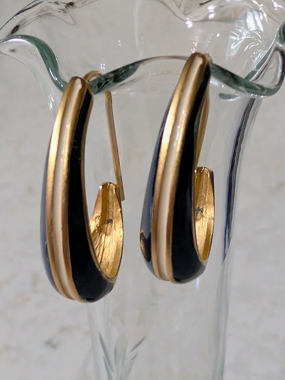 Vintage Gold Tone Black Enamel Oval Hoop Earrings Pierced Retro *Excellent